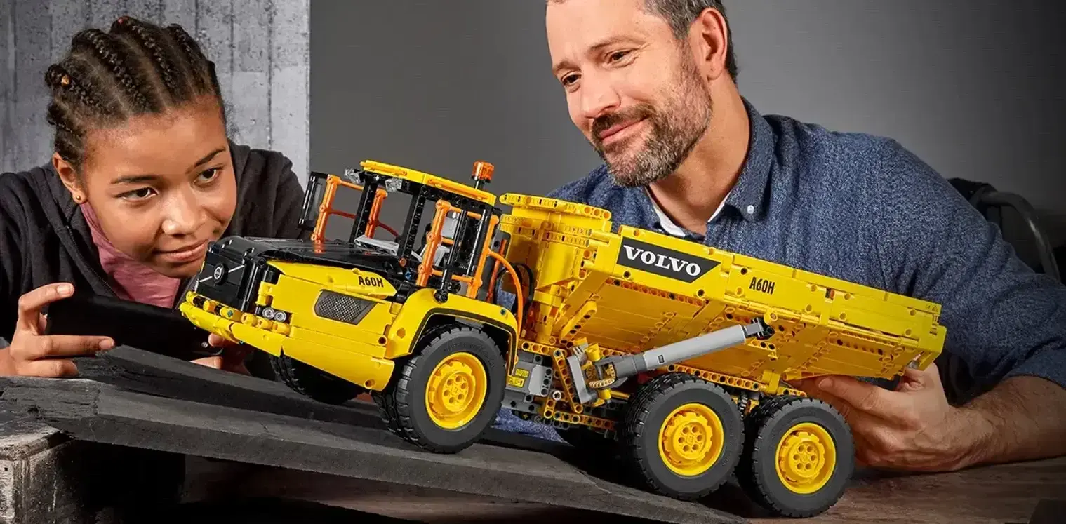 Блочный конструктор LEGO Technic Cамосвал 6x6 Volvo (42114) на дистанционном управлении